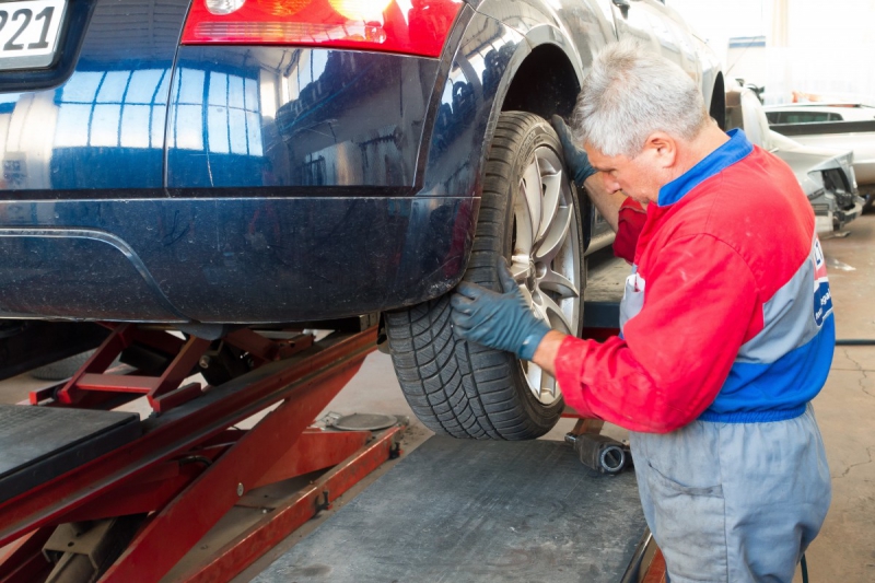 ecommerce-VALLAURIS-min_auto_repair_repair_lift_auto_mechanic_work_clothes_master_professional_man_of_the_fold-685629