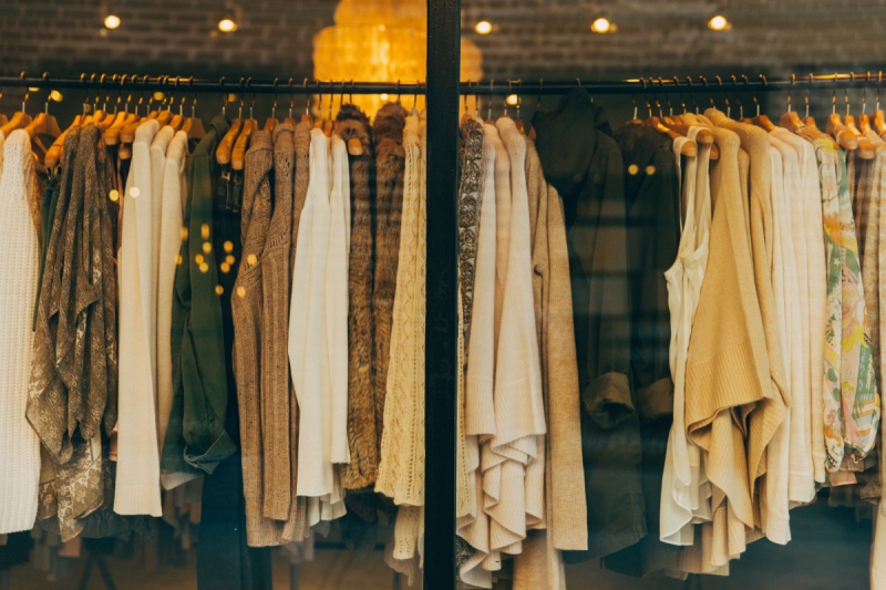 ecommerce-VALLAURIS-min_clothe_fashion_store_shop_window_store_front-21277