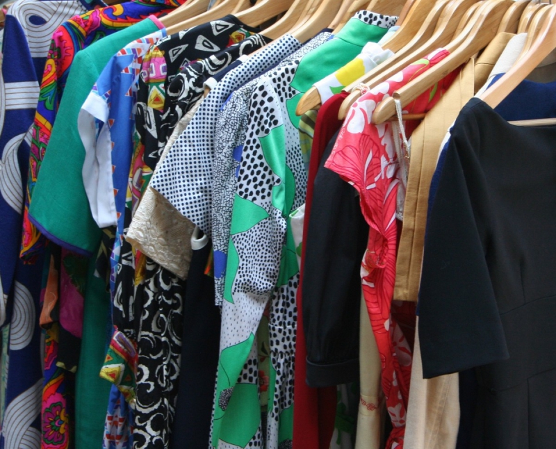 ecommerce-VALLAURIS-min_dresses_apparel_clothing_clothes_clothes_hangers_wooden_hangers_retail_shop_closet-1149845